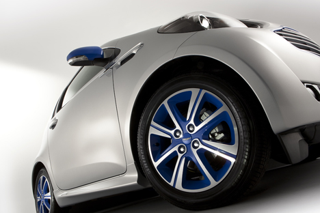 Colette & Aston Martin Cygnet ()